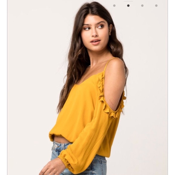 Cute & sexy off the shoulder top - Picture 2 of 7